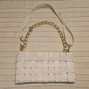 Unbranded Elegant White Woven Handbag with Gold Chain